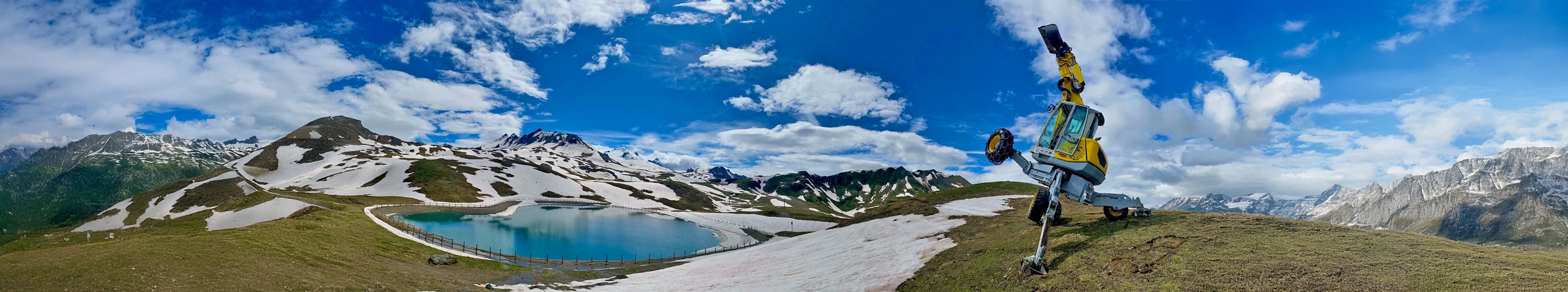 Pelle araignée proche d'un lac en haute altitude