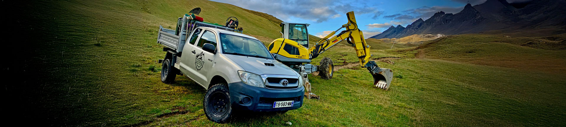 Le matériels du quotidien, un 4x4 plateau et la pelle araignée
